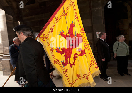 Membre de la procession officielle porte un Lion d'un drapeau à l'Assemblée générale de l'Église d'Écosse 2011 Banque D'Images