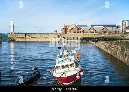 Newhaven Harbour à l'extrémité ouest de l'ouest de Port de Leith Docks Edinburgh Scotland avec Premier Inn et le phare Banque D'Images