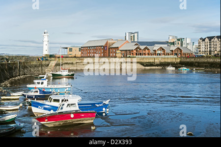 Newhaven Harbour à l'extrémité ouest de l'ouest de Port de Leith Docks Edinburgh Scotland avec Premier Inn et le phare Banque D'Images