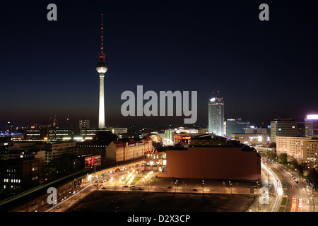 Berlin, Allemagne, vue sur la ville avec la tour de télévision de nuit Banque D'Images