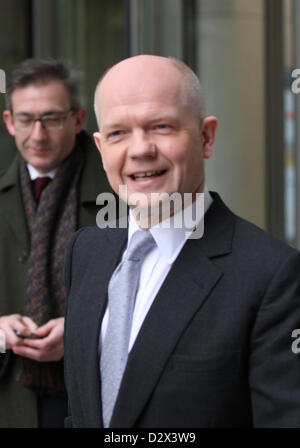 Le secrétaire britannique des affaires étrangères William Hague vu quitter le centre de télévision de la BBC à Londres. Banque D'Images