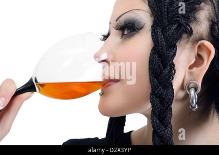 Jeune femme élégante avec des dreadlocks, boire du vin isolated on white Banque D'Images