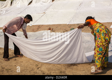 Des draps blancs sont mis à sécher sur un Ghat, Varanasi, Inde Banque D'Images