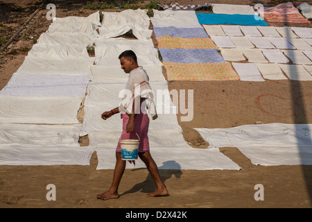 Des draps blancs séchant au soleil, Varanasi, Inde Banque D'Images