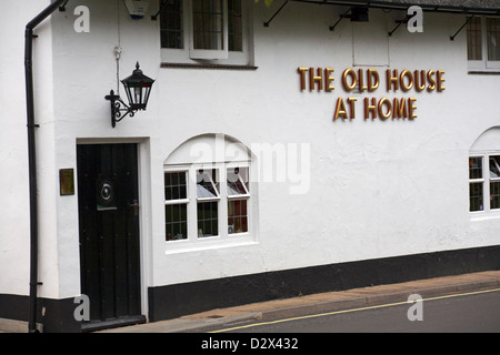 The Old House at Home pub à Love Lane, Romsey, Hampshire, Royaume-Uni en août Banque D'Images