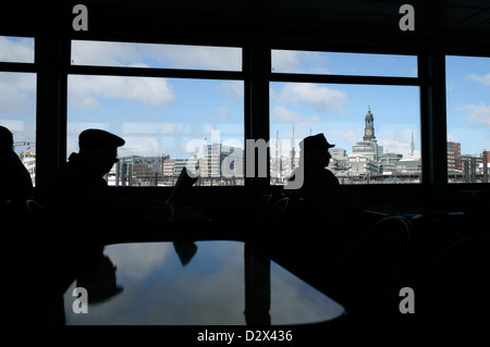 Hambourg, Allemagne, les passagers d'un ferry dans le port de Hambourg et le Michel Banque D'Images