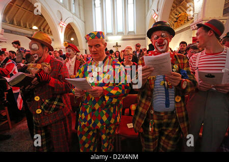 Londres, Royaume-Uni. 3 février 2013. Le Clown Clowns au Service à l'église Holy Trinity, Dalston en mémoire du clown original Joseph Grimaldi qui est mort en 1837. Le service a lieu chaque année à cette fin, l'église de clown. Banque D'Images