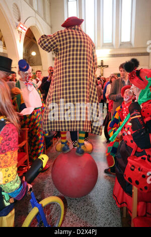 Londres, Royaume-Uni. 3 février 2013. Le Clown Clowns au Service à l'église Holy Trinity, Dalston en mémoire du clown original Joseph Grimaldi qui est mort en 1837. Le service a lieu chaque année à cette fin, l'église de clown. Banque D'Images