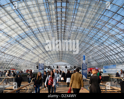 Leipzig, Allemagne, les visiteurs de la Foire du livre de Leipzig dans le hall vitré Banque D'Images