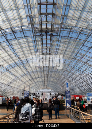 Leipzig, Allemagne, les visiteurs de la Foire du livre de Leipzig dans le hall vitré Banque D'Images