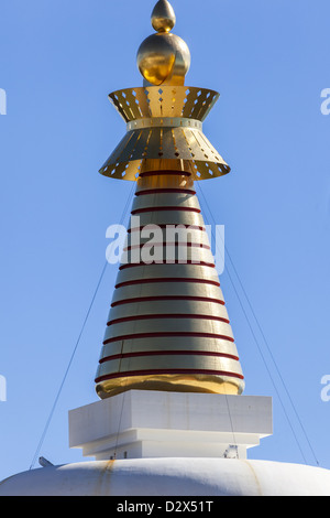 Flèche d'or au-dessus de près de stupa bouddhiste Benalmadena Costa del Sol Andalousie Espagne Banque D'Images