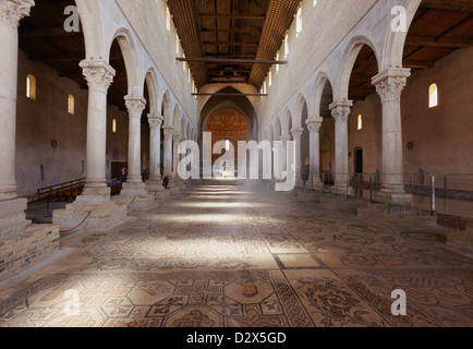 Aperçu de nef centrale de la Basilique de Santa Maria Assunta, Aquileia, Frioul-Vénétie Julienne, Italie Banque D'Images