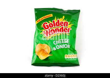 Paquet de Golden Wonder chips de pommes de terre au fromage et aux oignons, UK Banque D'Images