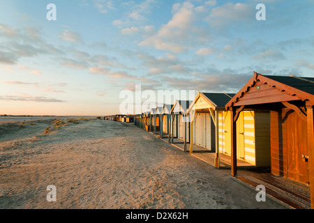 Cabane de plage au coucher du soleil à West Wittering Beach, Angleterre, Royaume-Uni Banque D'Images