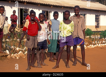 Les garçons du Zimbabwe de jeunes garçons, les garçons, les enfants, les écoliers, collégiens, village de Mahenye, la province de Manicaland, au Zimbabwe, l'Afrique Banque D'Images