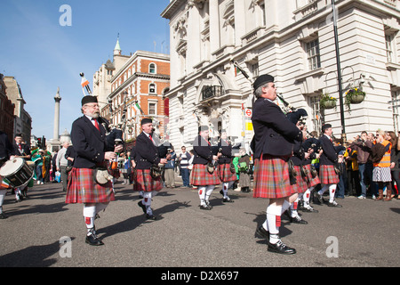 Un groupe d'effectuer les gaiteiros à St Patricks Day Parade à Londres. Banque D'Images