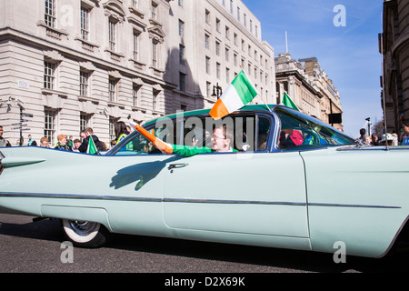 Un enfant montre son bonheur alors qu'au cours de la St Patricks Day Parade à Londres, Banque D'Images