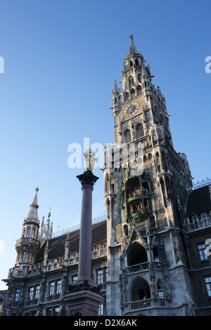 Munich, Allemagne, le nouvel hôtel de ville et la Marienplatz en Mariensaeule Banque D'Images