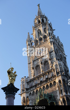 Munich, Allemagne, le nouvel hôtel de ville et la Marienplatz en Mariensaeule Banque D'Images