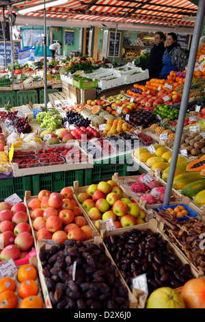 Munich, Allemagne, le stand de fruits au Viktualienmarkt Banque D'Images