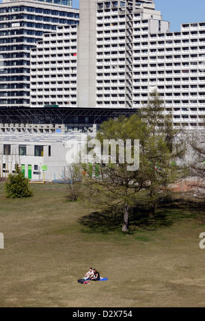 Munich, Allemagne, un couple sur une prairie en face du village olympique Banque D'Images