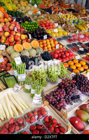 Munich, Allemagne, le stand de fruits au Viktualienmarkt Banque D'Images