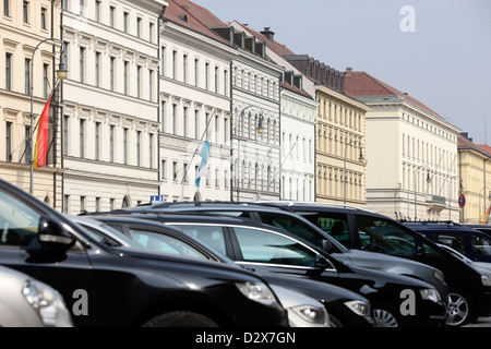 Munich, Allemagne, des façades et des voitures garées dans la Ludwigstrasse Banque D'Images