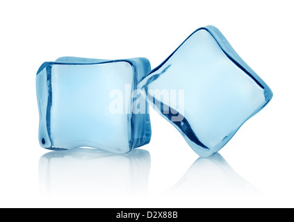 Des cubes de glace isolé sur fond blanc Banque D'Images