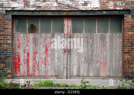 Portes de garage avec volet de fenêtre cassée besoin de réparation Banque D'Images