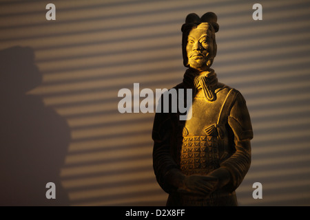 Berlin, Allemagne, soleil du soir tombe un soldat chinois figure Banque D'Images