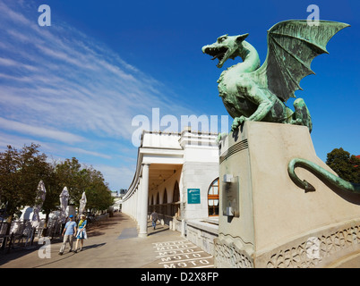 Dragon Bridge et marché de Plečnik, Ljubljana, Slovénie Banque D'Images