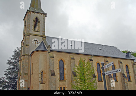 Église dans le village d'Useldange, Luxembourg Banque D'Images