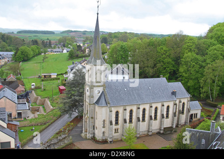 Église dans le village d'Useldange, Luxembourg (vue du château d'Useldange) Banque D'Images