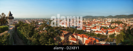 Graz panorama, belle vue de Schlossberg au-dessus du centre-ville. Banque D'Images