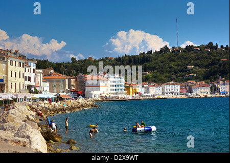 Nageurs à Promenade du port de Piran, côte Adriatique, Slovénie Banque D'Images