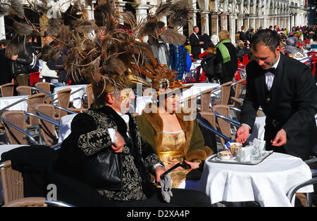 Février 3th, 2013 : Carnaval de Venise 2013. Les rues de Venise sont grouillantes de gens habillés de fantaisie colorée. Le Carnaval 2013 a ouvert le 26 janvier et se terminera le 12 février. Cette année le thème du carnaval est "Vivre en couleur." Banque D'Images