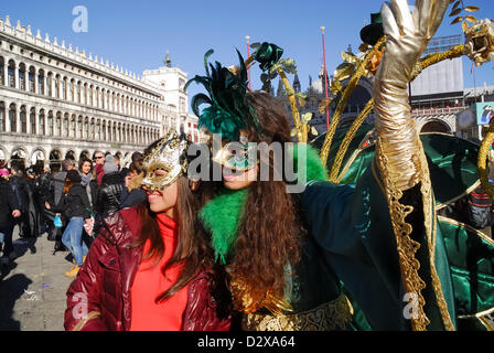 Février 3th, 2013 : Carnaval de Venise 2013. Les rues de Venise sont grouillantes de gens habillés de fantaisie colorée. Le Carnaval 2013 a ouvert le 26 janvier et se terminera le 12 février. Cette année le thème du carnaval est "Vivre en couleur." Banque D'Images