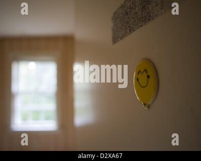 16 juillet 2012 - Wilson, North Carolina, United States - maisons saisies en Caroline du Nord : un sourire balloon sticker sur un mur à l'intérieur d'une forclusion maison à Wilson, North Carolina, United States (Image Crédit : © David H. Wells/ZUMAPRESS.com) Banque D'Images