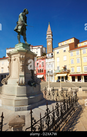 Statue du compositeur Tartini dans Tartinijev trg Square et l'église de St George, Piran, Slovénie, la côte Adriatique Banque D'Images