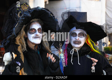 Février 3th, 2013 : Carnaval de Venise 2013. Les rues de Venise sont grouillantes de gens habillés de fantaisie colorée. Le Carnaval 2013 a ouvert le 26 janvier et se terminera le 12 février. Cette année le thème du carnaval est "Vivre en couleur." Banque D'Images