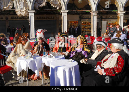 Février 3th, 2013 : Carnaval de Venise 2013. Les rues de Venise sont grouillantes de gens habillés de fantaisie colorée. Le Carnaval 2013 a ouvert le 26 janvier et se terminera le 12 février. Cette année le thème du carnaval est "Vivre en couleur." Banque D'Images