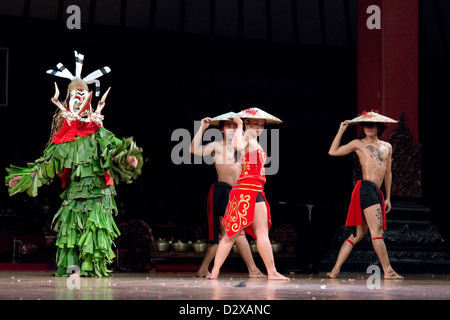 Une troupe de danse javanaise exécuter une danse contemporaine en solo (Surakarta), Java, Indonésie Banque D'Images