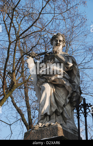 Statue à l'extérieur de l'église des Saints Pierre et Paul (Kościół ŚŚ Piotra i Pawła w Krakowie), Cracovie, Pologne. Banque D'Images