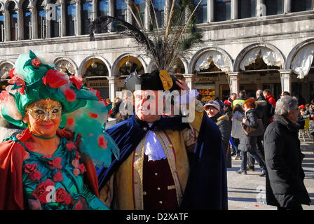 Février 3th, 2013 : Carnaval de Venise 2013. Les rues de Venise sont grouillantes de gens habillés de fantaisie colorée. Le Carnaval 2013 a ouvert le 26 janvier et se terminera le 12 février. Cette année le thème du carnaval est "Vivre en couleur." Banque D'Images