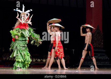 Une troupe de danse javanaise exécuter une danse contemporaine en solo (Surakarta), Java, Indonésie Banque D'Images