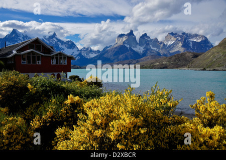 Sur le lac Pehoe Hosteria Los Cuernos, Pehoe et Paine Grande, Parc National Torres del Paine, Patagonie, Chili Banque D'Images