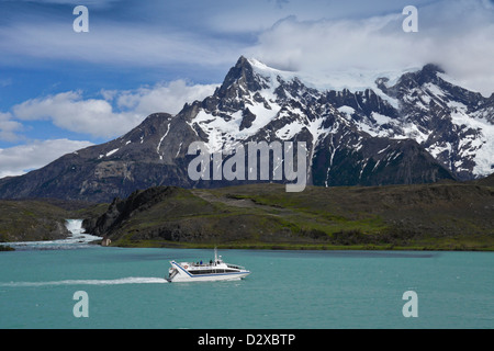 Bateau sur le lac Pehoe, Parc National Torres del Paine, Patagonie, Chili Banque D'Images