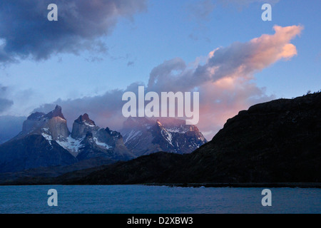 Lever du soleil sur le Lac Pehoe et Los Cuernos, Parc National Torres del Paine, Patagonie, Chili Banque D'Images