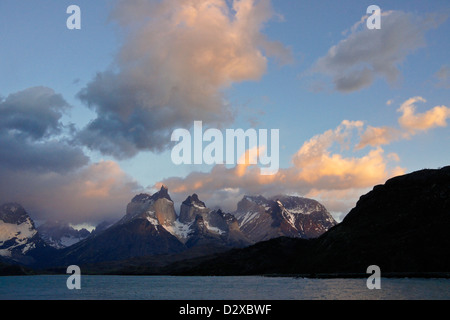 Lever du soleil sur le Lac Pehoe et Los Cuernos, Parc National Torres del Paine, Patagonie, Chili Banque D'Images