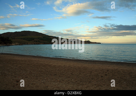 Une plage de la Méditerranée (la plage de Paulilles) dans le sud de la France près de Port Vendres, près de la frontière espagnole. Banque D'Images